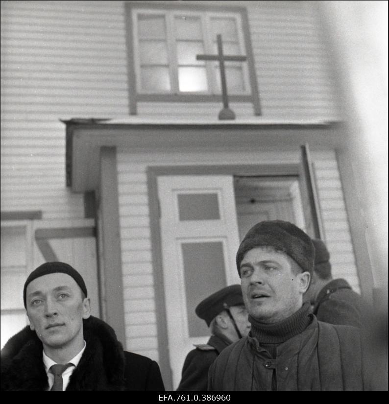 Filmi "Äratus" filmimine. Jaan Rekkor Peeter Kängsepa osas, Sergei Tšerkassov I ohvitseri osas ja Sulev Luik Linnamehe osas pastoraadi ees.