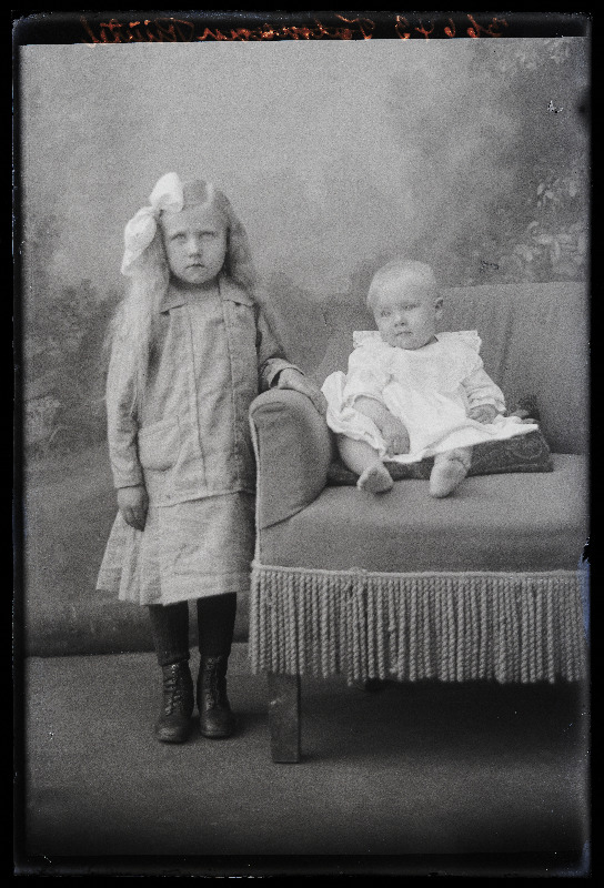 Kaks last, (foto tellija Rüütel).
