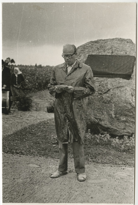 Gori Valgur pidamas kõnet mälestustahvli avamisel 1941.a ja 1944.a Põltsamaa all lahingutes langenutele