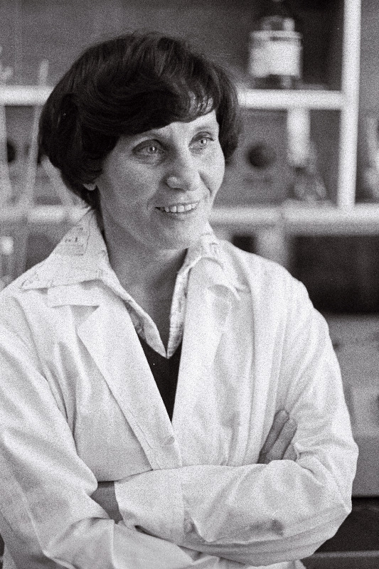 Eesti NSV TA Keemia Instituudi kantserogeenide keemia sektori vanemteadur keemiadoktor Urve Kirso.