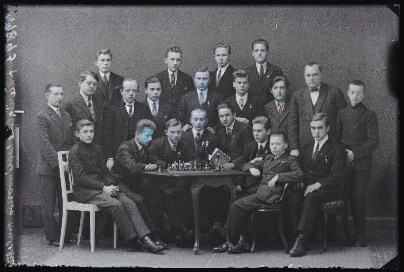 Aastavahetusel Viljandis toimunud ülemaalisest koolinoorsoo maleturniirist osavõtjad, (foto tellija Ots).