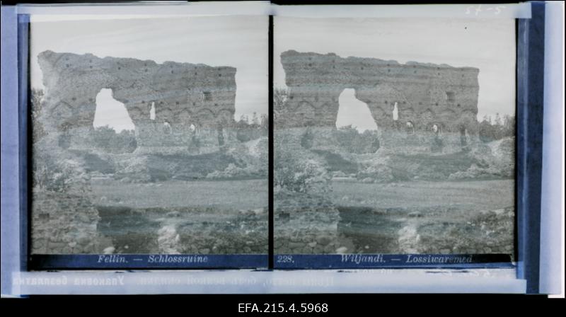 Vaade Viljandi ordulinnuse suure müüri varemetele.