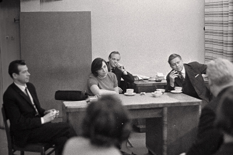 Filmistuudio "Tallinnfilm" režissöörid (vasakult) Eesti NSV teeneline kunstitegelane Kaljo Kiisk, Valeria Anderson ja Veljo Käsper külas ajakirja "Kultuur ja Elu" toimetuses.