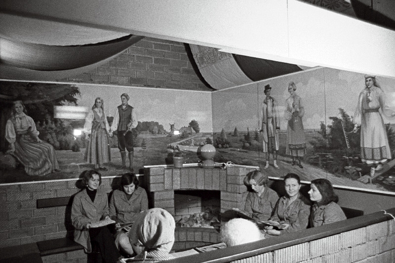 Tartu Aparaaditehase töötajate puhkeruum.