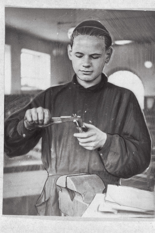 Tööstuskooli nr. 2 õpilane V. Vahi praktilises tunnis.