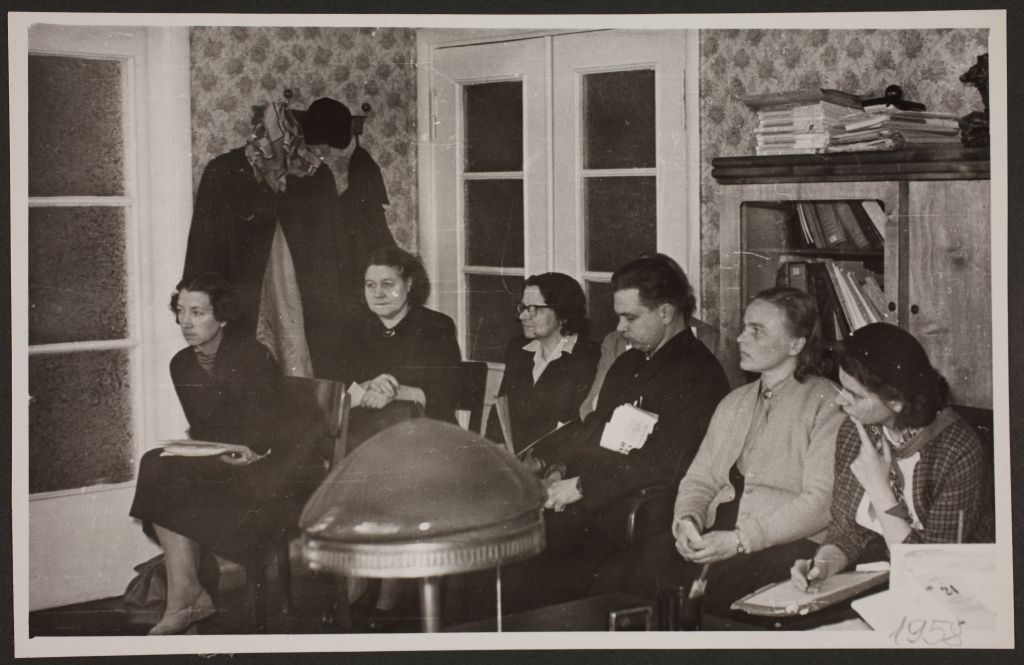 Nõupidamine Maneeži tänava hoones/ Employees of State Archives on a meeting in Maneeži St. Tallinn, Estonia 1958