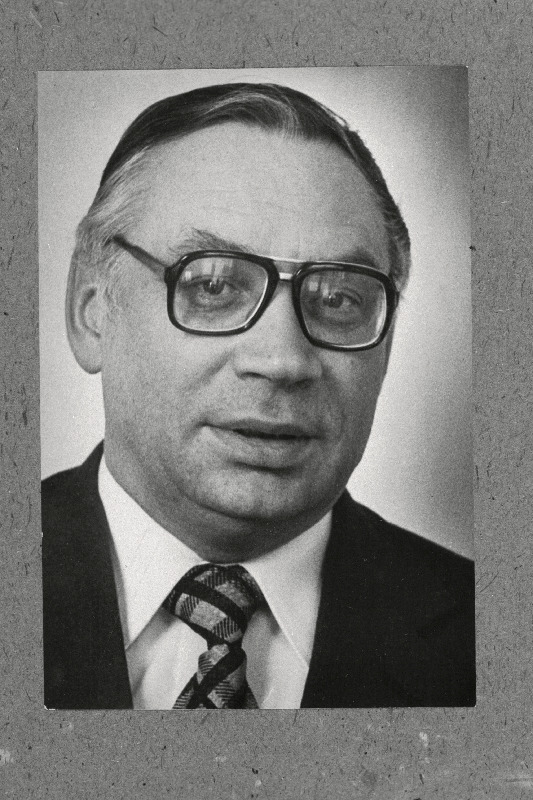 Klauson, Vladimir - Eesti NSV ehitusmaterjalide tööstuse minister.