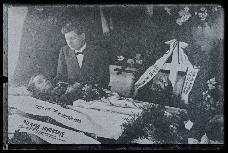 Leinaja Viljandi Maakonna Reaalgümnaasiumi õpilase Aleksander Nirgi (Nirk) kirstu juures, (19.07.1926 fotokoopia, tellija Pääsuke).