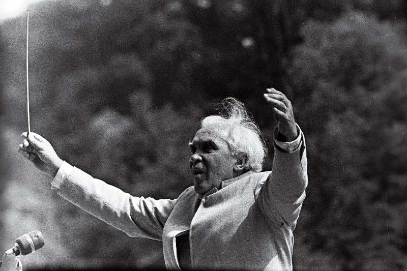 Gustav Ernesaks dirigeerib juubelilaulupeol.