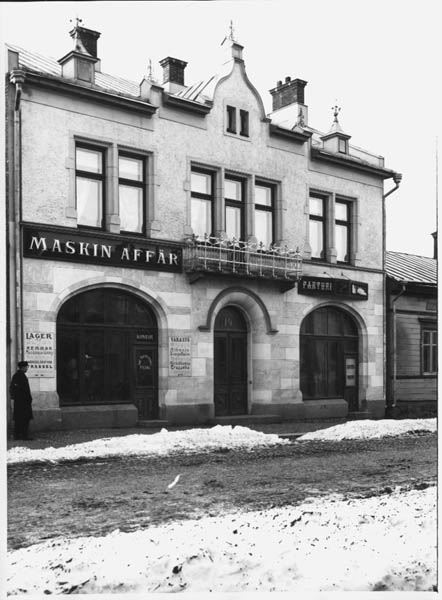 Vy från Åbo: Humlegårdsgatan 14; Axel Christiernssons Maskin affär, kontor, filial och barberarsalong.