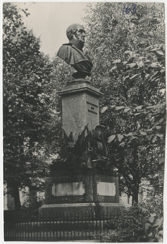 Barclay De Tolly monument