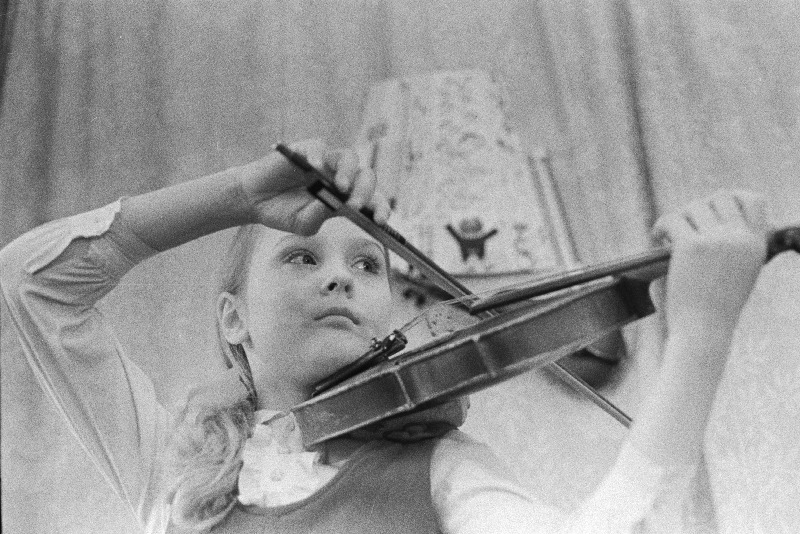 Tallinna Muusikakeskkooli viiulieriala kolmanda klassi õpilane Aet Hirvesoo viiulit harjutamas.