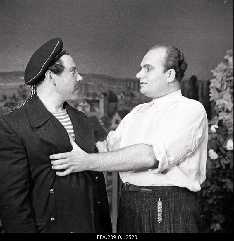 Stseen A. Korneitšuki komöödiast Lodjapuusalu. Vasakult: Karp Kornejevitš Vetrovoi - Kaarel Toom, Sergei Batura - Helmut Vaag.