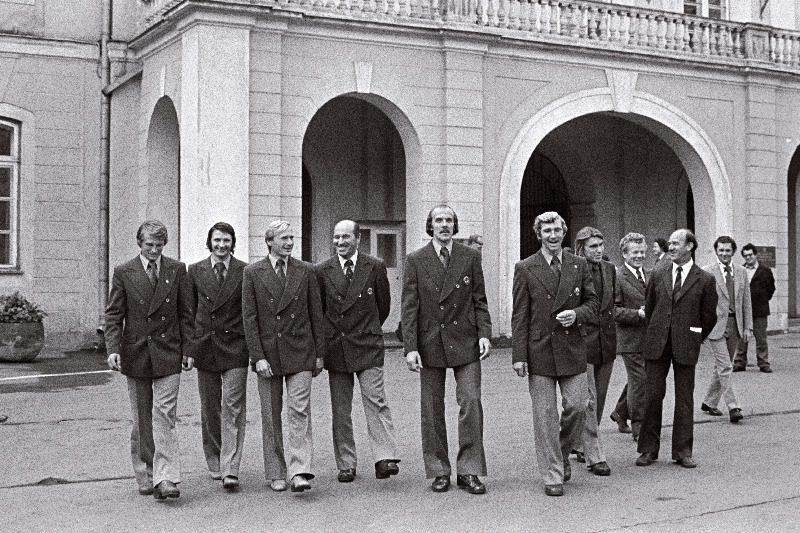 XXI Olümpiamängudest osavõtnud sportlased pärast vastuvõttu ENSV Ministrite Nõukogus Lossiplatsil. Vasakult: G. Kinko, R. Arnemann, T. Helmja, J. Kurul, T. Lepik, N. Poljakov, Aavo Pikkuus, A. Tõnisson, Aleksander Tšikin.