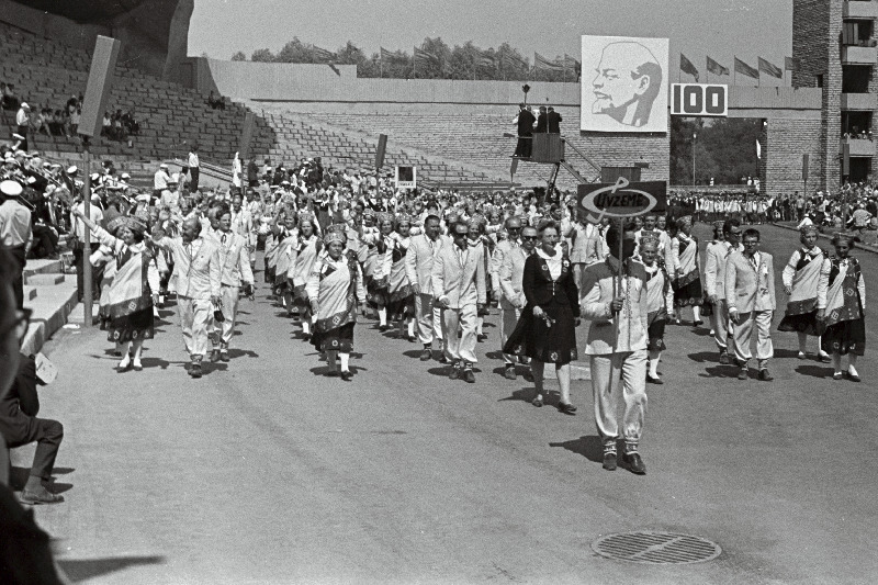 Ventspilsi Kultuurihoone segakoor "Livzeme" juubelilaulupeo rongkäigus.