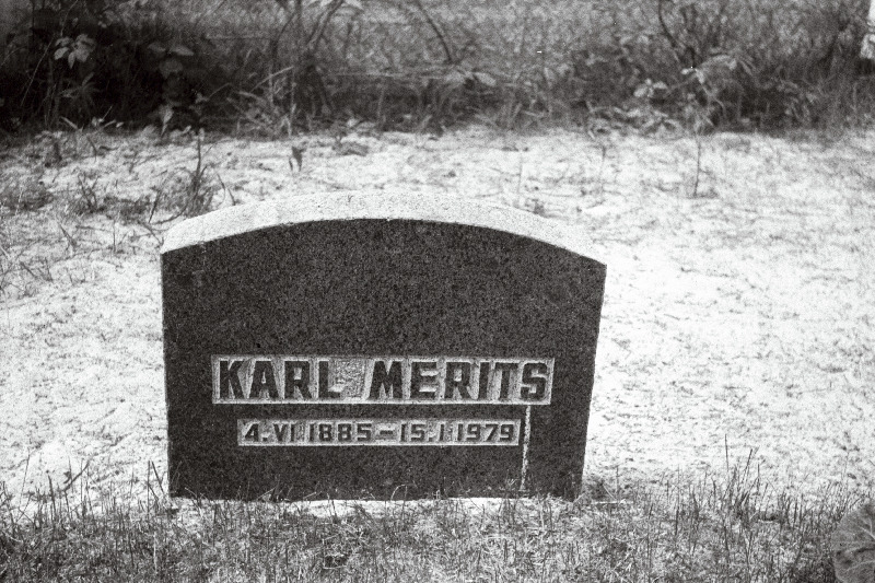 Näitleja ja lavastaja Karl Meritsa hauakivi metsakalmistul.