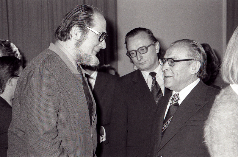 Noorte kirjandussõprade kokkutulek. Vestlusringis kirjanik Jaan Kross (vasakul), paremal ENSV haridusminister Ferdinand Eisen.
