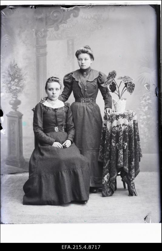 Kaks neiut, paremal Tempel.