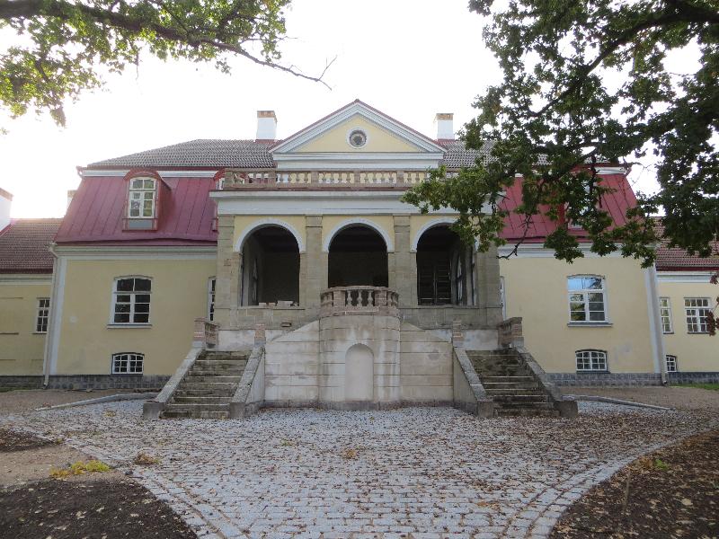 Purdi mõisa välisvaade pargipoolsest küljest.