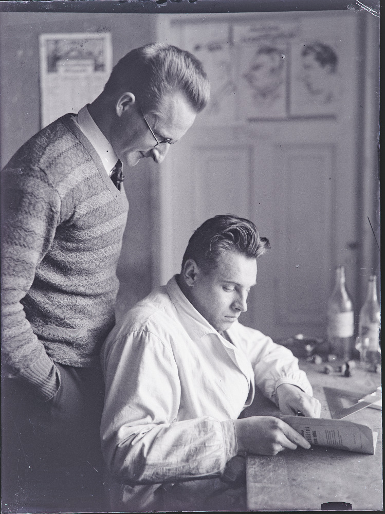 Tallinna Tehnikumi üliõpilased Otto Puuman (Ott Puuraid, seisab) ja [Ferdinand Heinmets?].