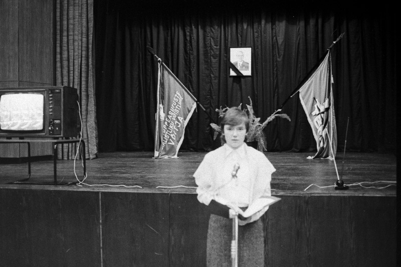 Kommunistliku Partei ja Nõukogude riigi väljapaistva tegelase Juri Andropovi matuste puhul toimunud leinamiitingul Tallinna Ehitus- ja Mehhaanikatehnikumis kõneleb tööstus- ja tsiviilehituse II kursuse õpilane Helle-Mai Rummu.