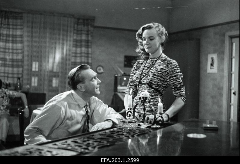 Kaader filmistuudio Tallinnfilm mängufilmist Kutsumata külalised, (vasakult) Vari - Heino Mandri, Hilda - Hilja Varem.