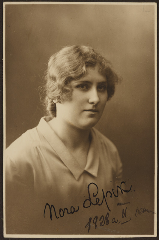 Eesti Naisüliõpilaste Seltsi liige Elenore Lepik, rindportree