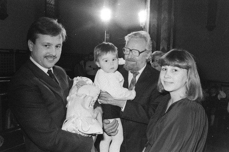 Tallinna 500000. elanik Riin õispuu (sündinud 06. detsembril 1986. a.) koos vanemate- ema Mareti, isa Ago, vanaisa Rudolfi ja vend Randoga sünnitunnistuse kättesaamisel Tallinna Raekojas.