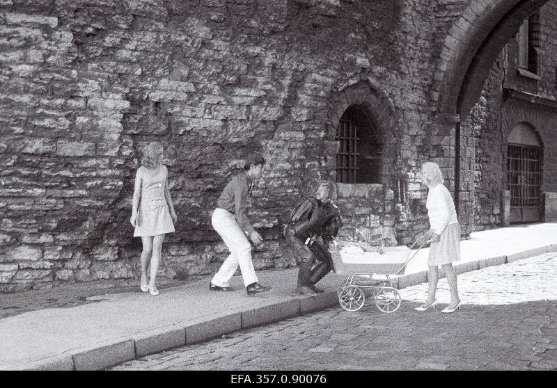 Kaader filmistuudio "Tallinnfilm" värvifilmist "Varastati Vana Toomas". Vasakult 3. Vana Toomas - ENSV teeneline kunstitegelane Kaljo Kiisk.