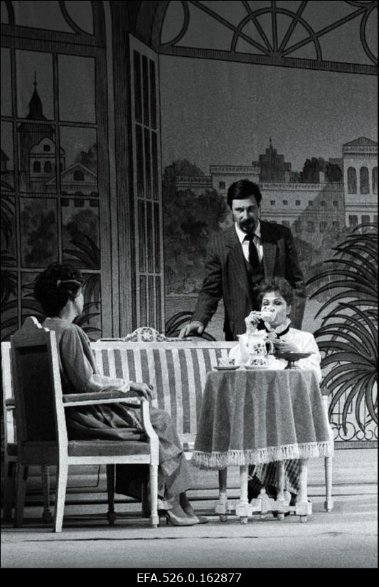 Stseen F. Loewe Muusikalist “Minu veetlev leedi” “Vanemuise” teatris. Eliza Doolittle - Silvia Vestmann, Henry Higgins - Taisto Noor.