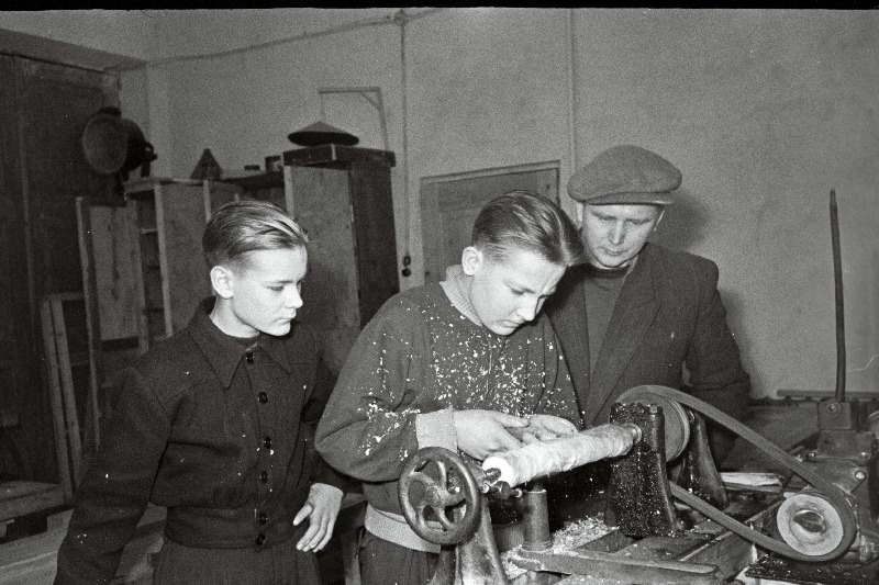 Kunda Keskkooli 7. klassi õpilase Leo Katugini töötamist treipingil jälgivad direktor Kalju Viise ja õpilane Arnold Räni.