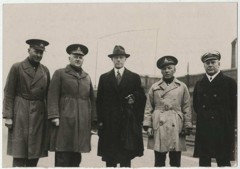 Bainbridge, Ameerika ühendriikide mereväe tervishoiu juht koos Eesti sõjaväe tervise valitsuse liikmetega, grupifoto