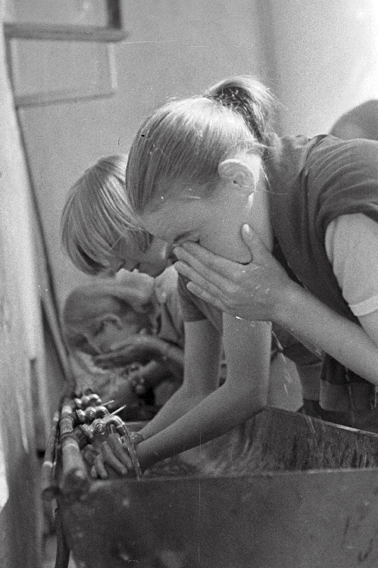 Eesti õpilasmaleva ( 1971? ) pilte Konovere, Audru, Sipa rühma elust - olust. Malevlased enne sööma minekut pesemas