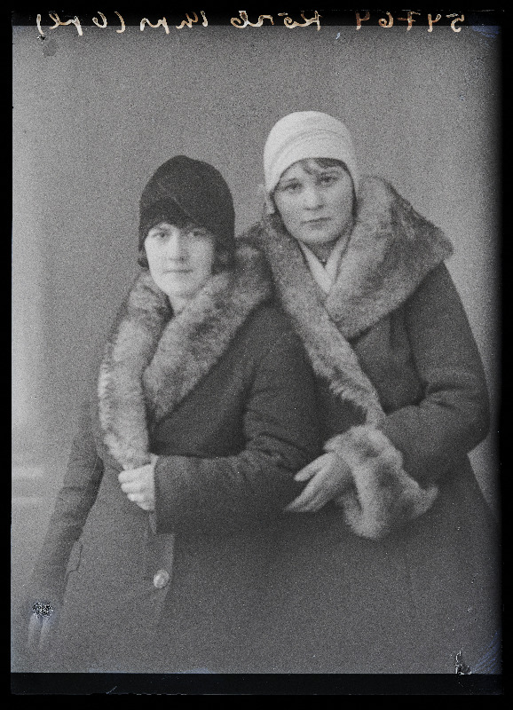 Kaks naist, (foto tellija Kõrb).