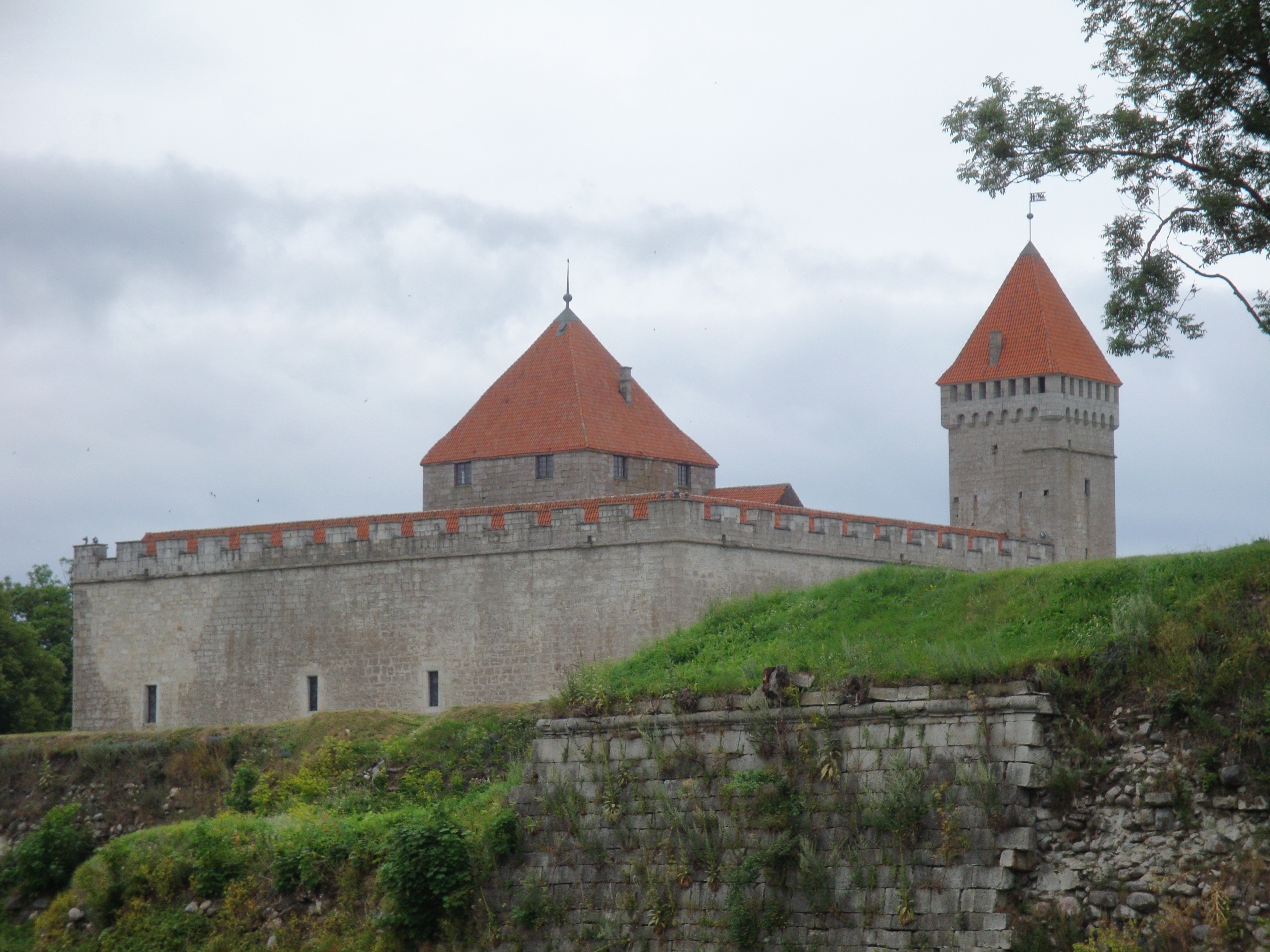 Bischofsburg (Piiskopilinnus) in Kuressaare auf Saaremaa 2010 - Castle in Kuressaare, Saaremaa, Estonia
