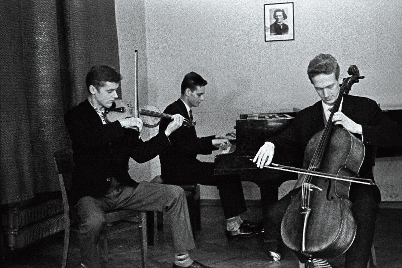 Tallinna Riikliku Konservatooriumi kammertrio kooseisus Mati Kärmas, Arbo Valdma ja Toomas Velmet.