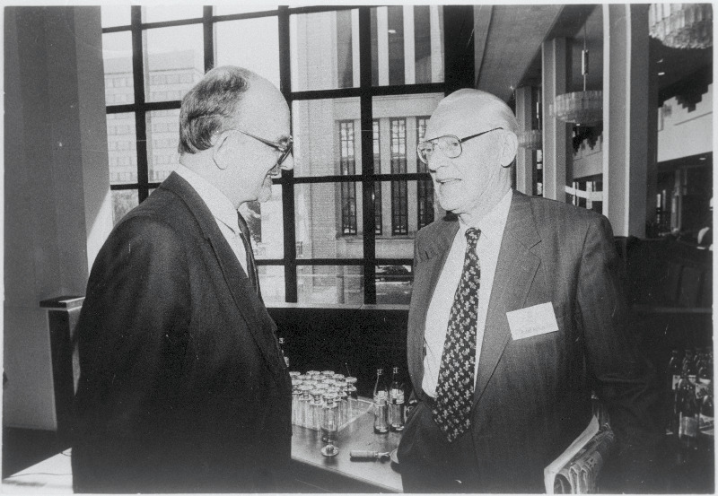 Eesti Panga president aastatel 1989 - 1991 Rein Otsason (vasakul) ja Rootsi - Eesti pangandustegelane, Eesti Panga nõukogu liige Rudolf Jalakas konverentsil “Eesti krooni taaskehtestamise head ja vead” Sakala keskuses.