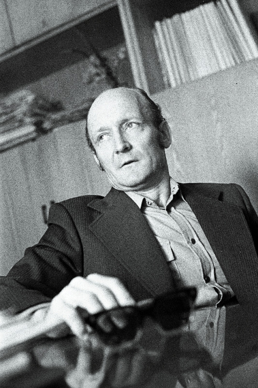 Eesti NSV teeneline kunstnik, V. Kingissepa nim. TRA Draamateatri näitleja ja parteialgorganisatsiooni sekretär Mati Klooren.