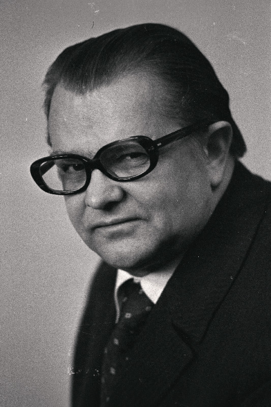 Vaher, L, põllumajandusteaduste doktor, professor- 1975. a riikliku preemia laureaat.