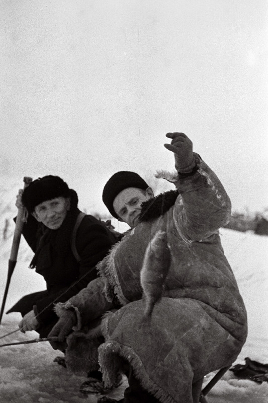 Kinematograafia Peavalitsuse töötaja A. Jätmas (esiplaanil) ja pensionär J. Elango Tuudi jõel kalastamas.