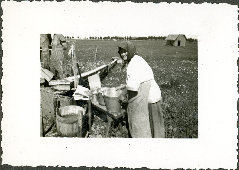 Rätikuga naine tööd tegemas