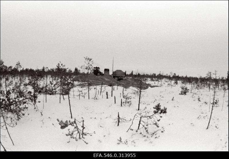 Komsomoli löökehitusel Siberis Pimi asulas töötavad mehed Eestist, et rajada autoteid naftaväljade teenindamiseks.