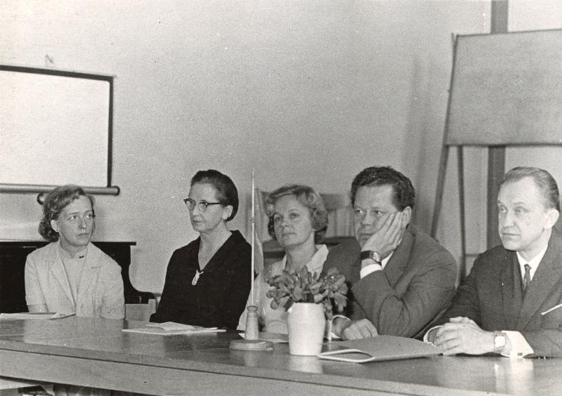 Eesti Geograafia Seltsi pidulik üldkoosolek Teaduste Akadeemia saalis (Sakala 3); presiidiumis (vasakult) Heli Tiits, Salme Nõmmik, Ann Marksoo, Jüri Selirand ja seltsi esimees Vello Tarmisto.