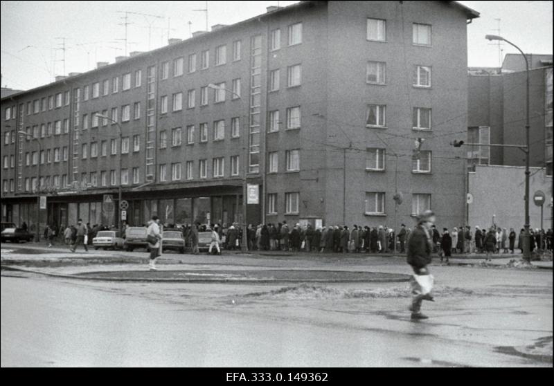Järjekord kauplusesse Pagar M.Lomonossovi tänaval.