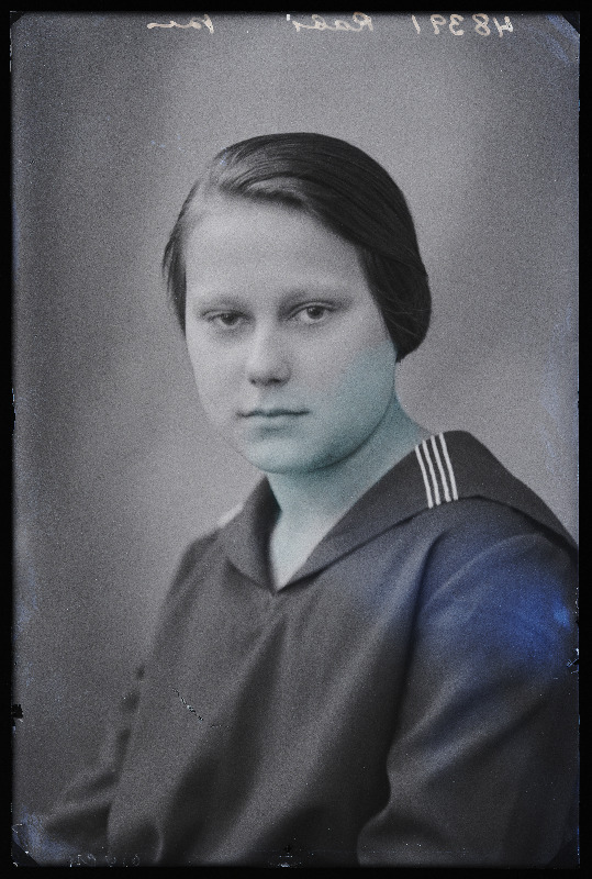 Viljandi Eesti Haridusseltsi Tütarlaste Gümnaasiumi õpilane Rabi.