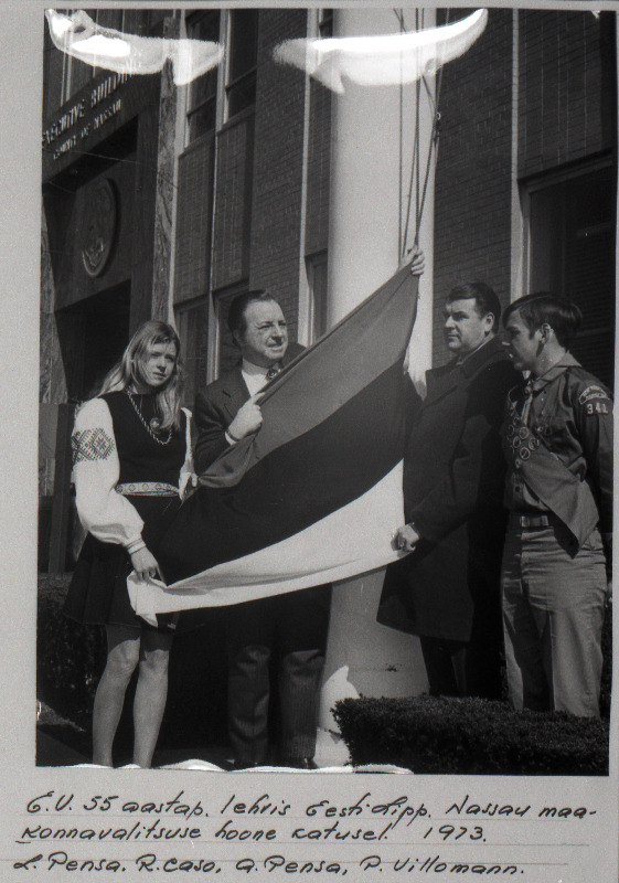 Eestlased paguluses.Eesti Vabariigi 55.aastapäeva tähistamine. Nassau maakonnavalitsuse hoonele on heisatud eesti rahvuslipp. Vasakult L.Pensa, R.Caso,A.Pensa, P.Villomann.