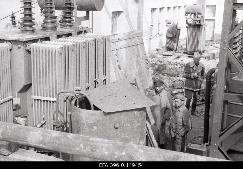 II maailmasõja ajal saksa okupatsioonivägede poolt purustatud Püssi elektrijõujaama masinasaali taastamine.