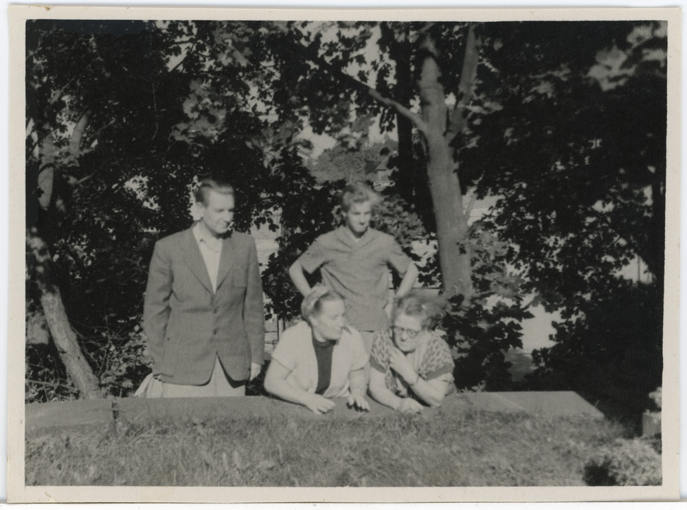 Tõenäoliselt perepilt, taustal loodus