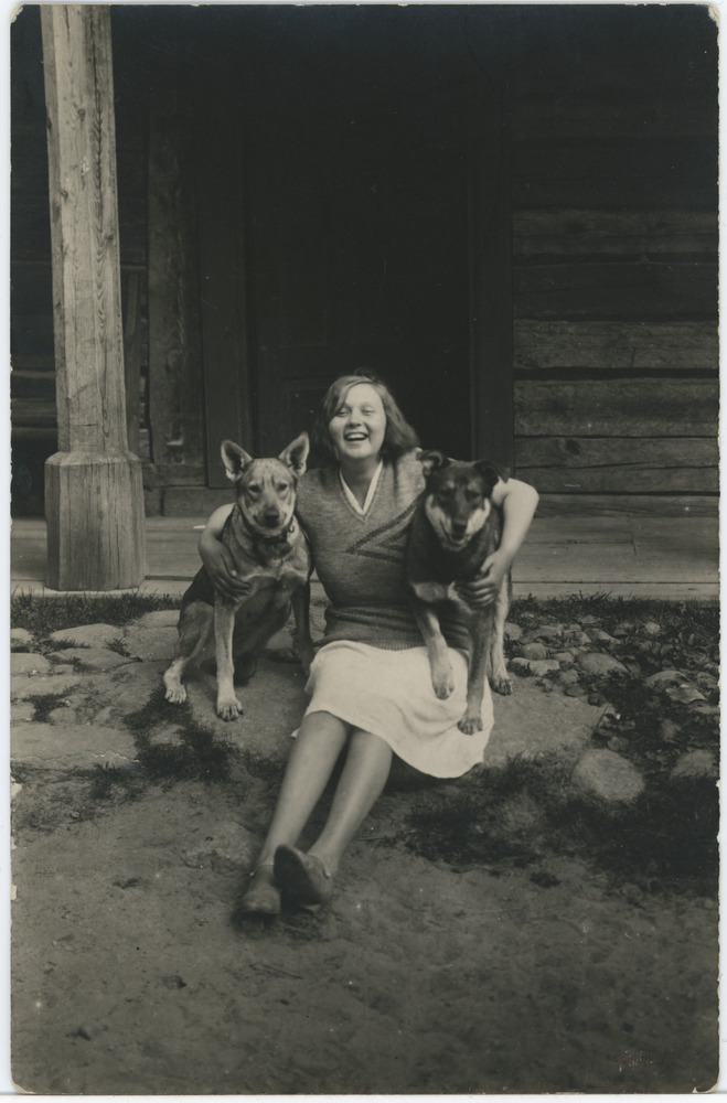 Tütarlaps kahe koeraga