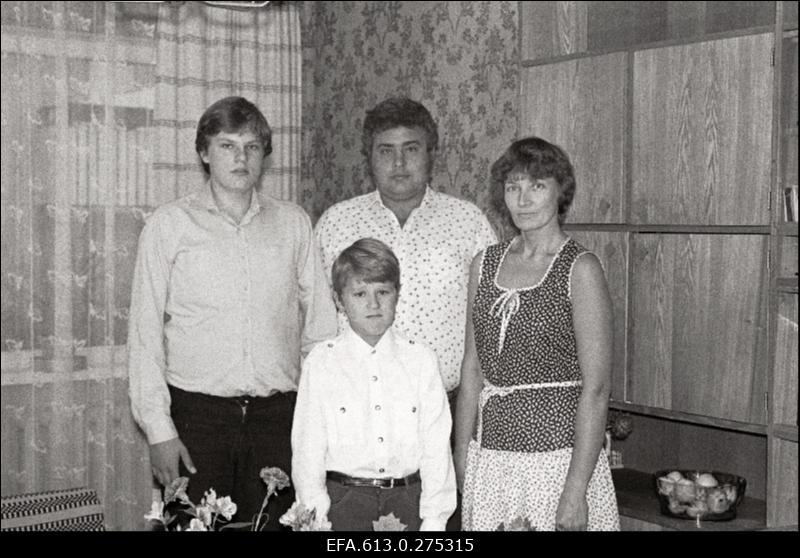 Perekond Sireli ("Linda") kodus.